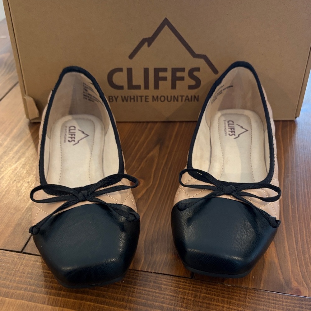 Cliffs by White Mountain Black and Cream Bow Flats